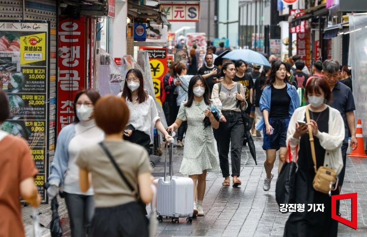 중국이 6년5개월만에 한국 단체관광의 빗장을 풀면서 국내 여행·호텔·면세점 업계에 호재로 작용할 것이라는 기대감이 고조되고 있다. 11일 서울 중구 명동에서 중국인, 일본인 등 외국인 관광객들이 거리를 거닐고 있다. 사진=강진형 기자aymsdream@