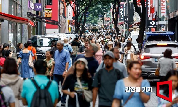 중국이 6년 5개월만에 한국 단체 관광의 빗장을 풀면서 국내 여행·호텔·면세점 업계에 호재로 작용할 것이라는 기대감이 고조되고 있다. 서울 중구 명동에서 중국인, 일본인 등 외국인 관광객들이 거리를 거닐고 있다. 사진=강진형 기자aymsdream@