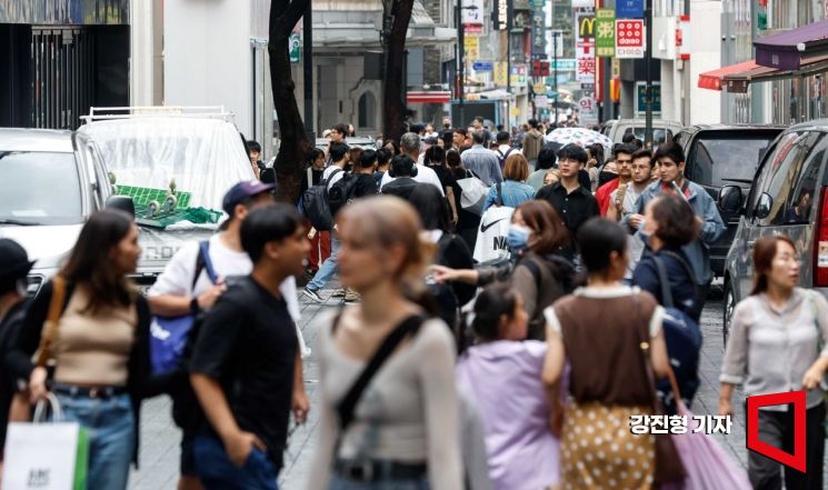 "외국인 돌아온 명동 덕분에"…서울 6대 상권 공실률 10%대 회복