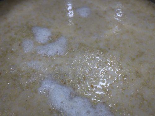 제이앤제이 브루어리 양조실 내 발효조에서 술이 발효되고 있는 모습.