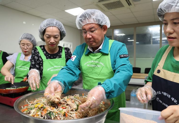 [포토]박강수 마포구청장 어르신에 건강한 식사 대접