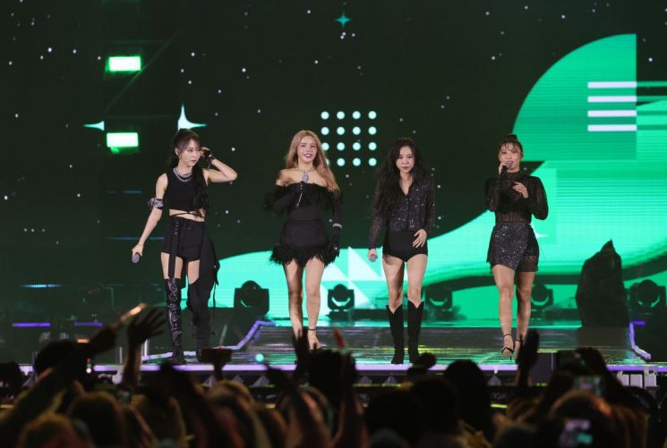 The group Mamamoo skillfully led the performance. <br>[Photo by Ministry of Culture, Sports and Tourism]
