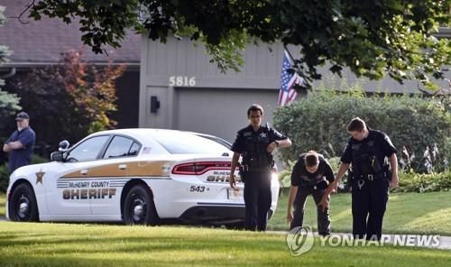 수사관들이 지난 9일(현지시간) 가족다툼 끝에 총기참사가 발생해 5명의 사상자를 낸 사건 현장 주택 인근을 살피고 있다. [사진=AP, 연합뉴스]