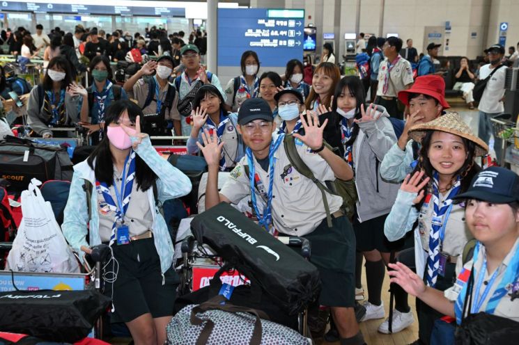 잼버리 대원들, 추억 안고 출국 행렬…1만명 이상 출국