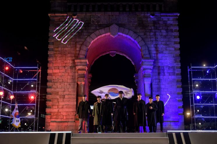 12일 저녁 서대문독립공원 야외특설무대에서 열린 ‘2023 서대문독립축제’ 개막 축하공연에서 뮤지컬 갈라쇼가 펼쳐지고 있다.