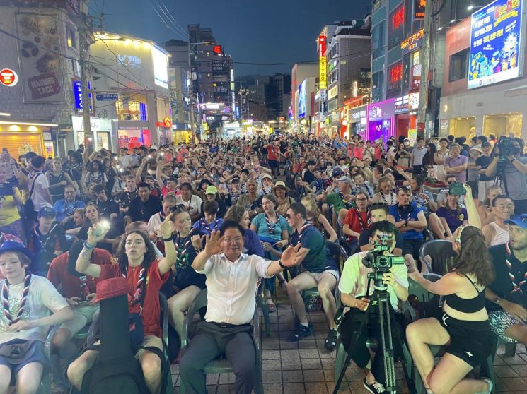박강수 마포구청장이 지난 9일 홍대 레드로드에서 열린 잼버리 참가자 버스킹에 참가해 즐거운 시간을 보냈다.
