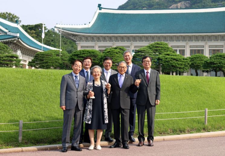 역대 대통령 가족 6인이 지난 29일 서울 종로구 청와대 본관에서 열리고 있는 특별전 '우리 대통령들의 이야기'를 관람한 뒤 기념 촬영하고 있다. 이날 행사에는 ＜앞줄 왼쪽부터＞ 김현철 김영삼대통령기념재단 이사장(김영삼 전 대통령 아들),  조혜자 여사(이승만 전 대통령 며느리), 윤상구 (주)동서코포레이션 대표(윤보선 전 대통령 아들), 김홍업 김대중평화센터 이사장(김대중 전 대통령 아들), ＜뒷줄 왼쪽부터＞ 박보균 문체부장관 , 박지만 EG 대표이사(박정희 전 대통령 아들), 노재헌 동아시아문화센터 이사장(노태우 전 대통령 아들)이 참석했다. [이미지출처=연합뉴스]