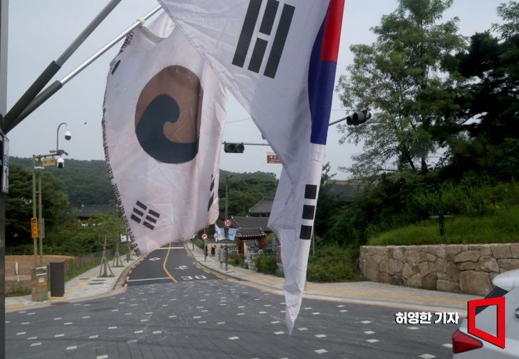 首尔恩坪韩屋村路边悬挂着太极旗。值此光复节之际，首尔恩坪区在辖区主要道路上，同时悬挂了曾用于独立运动、2009年在修缮津宽寺过程中发现并被称为“津宽寺太极旗”的太极旗和普通太极旗。摄影=许永汉 记者 younghan@