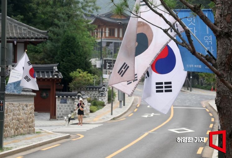 광복절에 논란 커진 日 '귀칼 시구' '기모노축제'…"시대 바뀌었다" 반론도