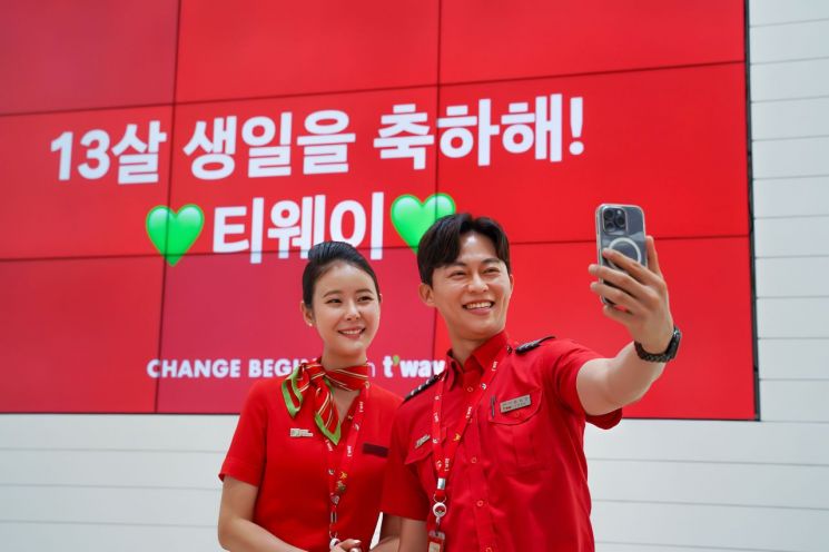 지난 11일 서울 강서 티웨이항공 훈련센터에서 객실승무원들이 창립 13주년을 기념하며 사진을 촬영하고 있다. [사진제공=티웨이항공]