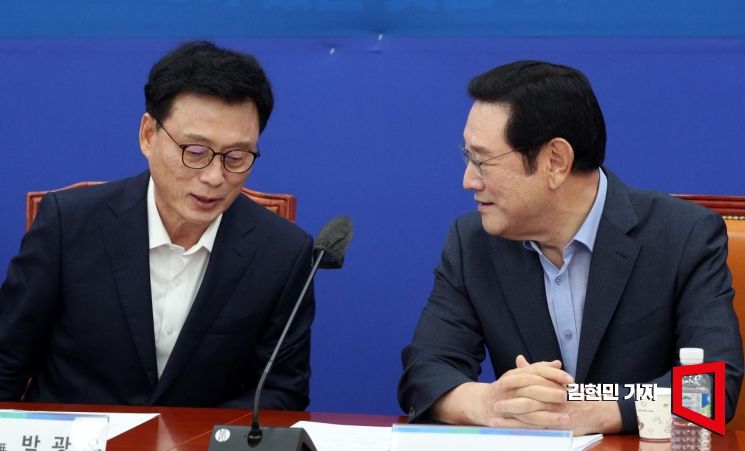 박광온 더불어민주당 원내대표가 14일 국회에서 열린 조세재정개혁특별위원회 제1차 회의에서 이용섭 위원장과 대화하고 있다. 사진=김현민 기자 kimhyun81@