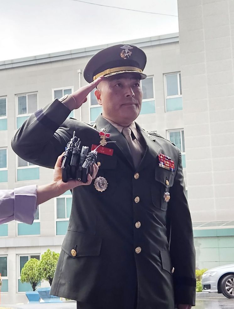 2023년 8월 11일 고(故) 채수근 상병 수사와 관련해 '집단항명 수괴' 혐의로 입건된 박정훈 전 해병대 수사단장이 서울 용산구 국방부 검찰단 앞에서 입장을 밝힌 뒤 경례를 하고 있다. 군 검찰단 출석이 예정됐던 박 전 수사단장은 "국방부 검찰단의 수사를 명백히 거부한다"고 밝혔다. 연합뉴스