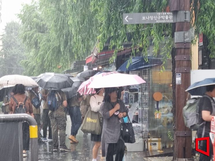 지난 11일 서울 종로구 인사동에 태풍 '카눈'의 영향으로 많은 비가 내리는 가운데에도 유커(중국인 관광객)들의 발길이 이어지고 있다.[사진=공병선 기자]