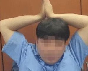 용산공원 경비 근무 중 틱톡 실시간 방송을 진행한 A씨 [사진출처=연합뉴스]