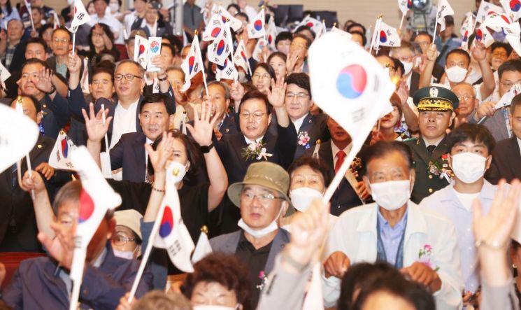 박완수 경남도지사와 도민들이 대한독립만세를 외치고 있다. [사진제공=경남도청]