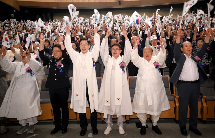 경북도청에서 열린 광복절 경축식에서 참석자들이 만세삼창을 하고 있다.