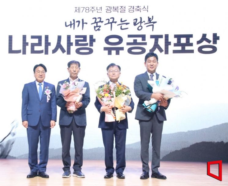 이상민 아시아경제 호남취재본부 대표(사진 오른쪽) 등 3명이 나라사랑 유공자포상 표창을 받은 후 기념사진을 찍고 있다. [사진=민현기 기자]