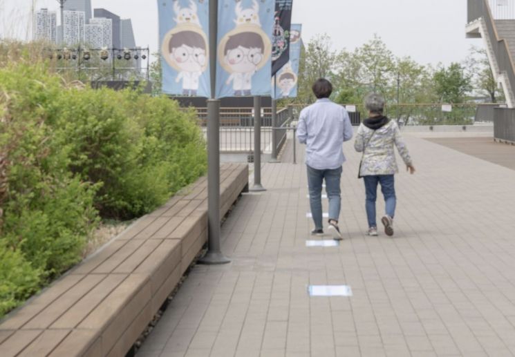 4월 22일 열린 블루밴드 이벤트 참가자들이 블루걷기에 참여하고 있다. [사진제공=블루밴드]