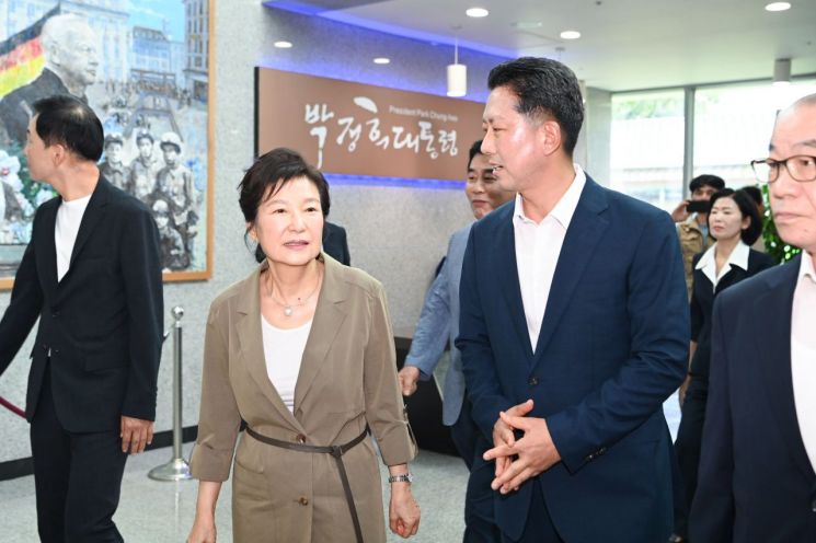 김장호 구미시장이 박근혜 전 대통령을 안내하고 있다.