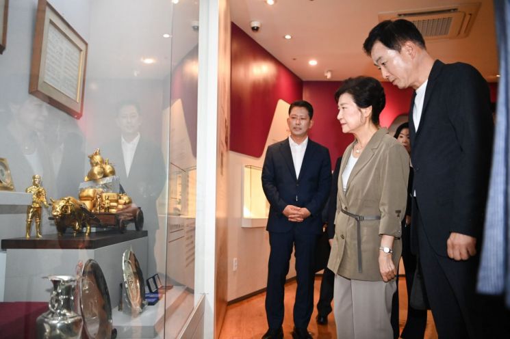 박근혜 전 대통령이 박정희 대통령생가에 전시된 유품들을 살펴보고 있다.