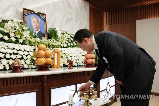 윤석열 대통령이 15일 오후 서울 서대문구 신촌세브란스병원 장례식장에 마련된 부친 윤기중 연세대 명예교수의 빈소에서 조문을 받기에 앞서 향을 피우고 있다. [사진출처=연합뉴스]