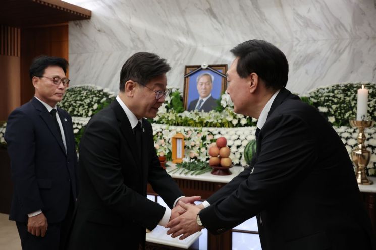 윤석열 대통령이 15일 오후 서울 서대문구 신촌세브란스병원 장례식장에 마련된 부친 윤기중 연세대 명예교수의 빈소에서 더불어민주당 이재명 대표의 조문을 받고 있다.[사진제공=대통령실]