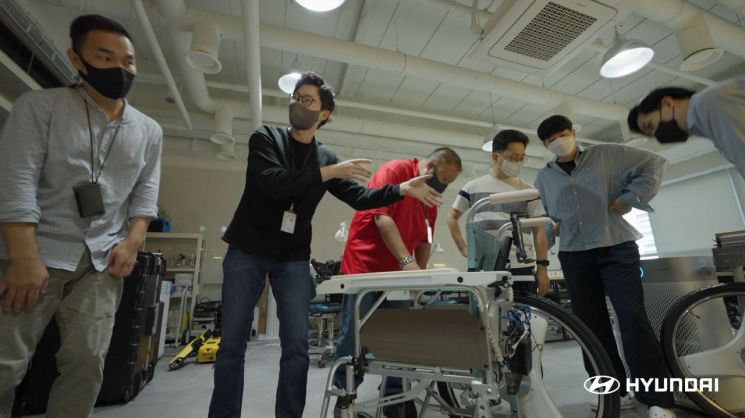 Hyundai Motor employees participating in the autonomous electric wheelchair project for people with disabilities. The main content of the project, conducted in collaboration with UNDP, is featured in the documentary film 'for Tomorrow.' <br>[Photo by Hyundai Motor Group]