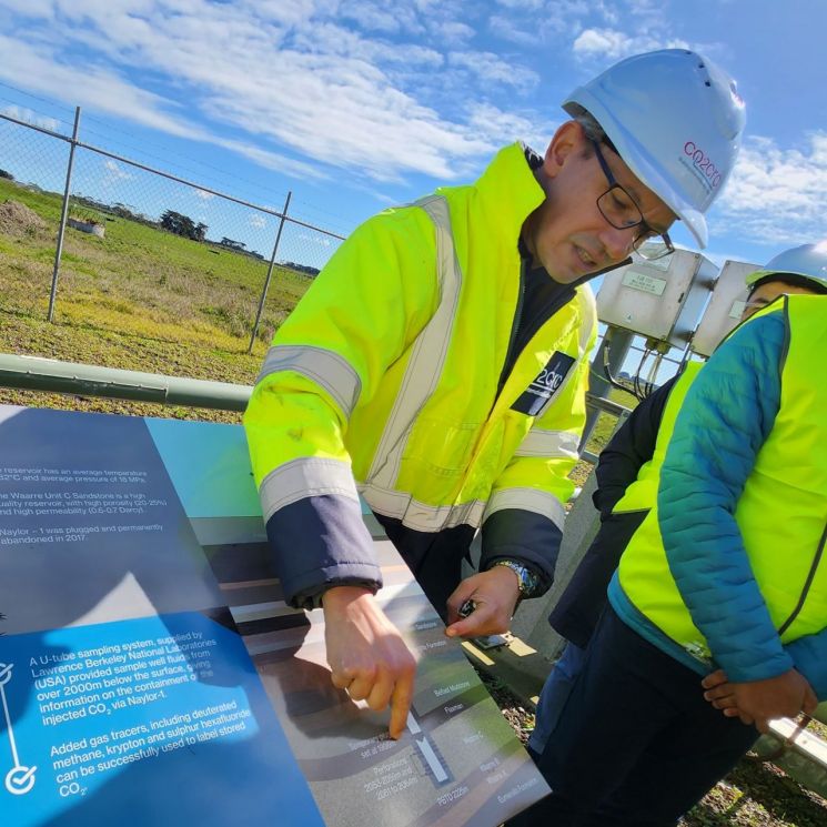 15일 폴 바라클로그 CO2CRC 최고운영책임자(COO)가 호주 오트웨이 국제 CCS 실증센터 내 이산화탄소(CO2) 가스전 앞지층 안내판에서 이산화탄소 저장 덮개암을 가리키고 있다. 덮개암 바로 아래 이산화탄소를 저장하는 지층이 있다. [사진=최서윤 기자]