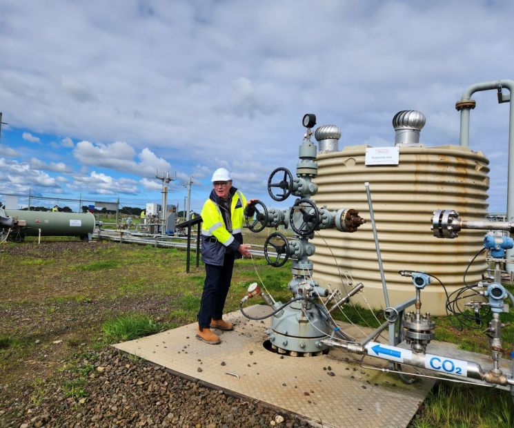 15일 호주 빅토리아주 오트웨이 국제 CCS 실증센터에서 데이비드 위탐 CO2CRC 수소 프로그램 리더가 이산화탄소 주입정에 대해 설명하고 있다. [사진=최서윤 기자]