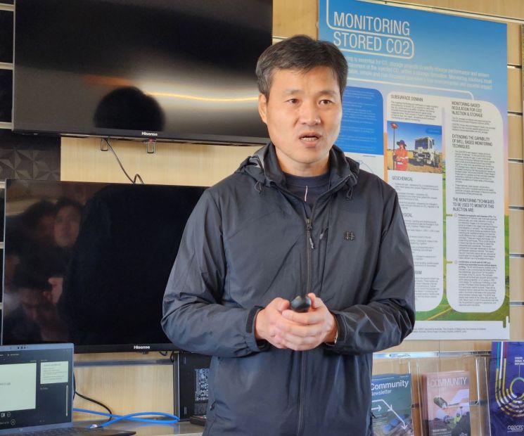 15일 호주 오트웨이 국제 CCS 실증센터에서 박용찬 지질자원연구원 이산화탄소 지중저장연구센터 책임연구원이 CCS 기술에 대해 설명하고 있다. [사진=최서윤 기자]