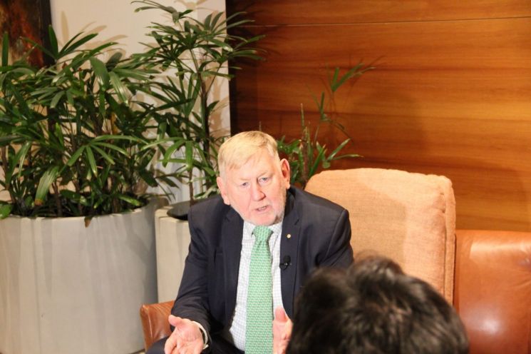 마틴 퍼거슨 CO2CRC 회장이 지난 14일 기자들 질문에 답하고 있다. [사진제공=SK E&S]