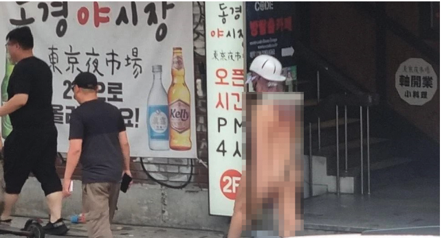그는 지난 11일 서울 강남 테헤란로 일대에서 비키니를 입고 오토바이에 동승해 라이딩을 한 '강남 비키니 라이딩' 4인 중 한 명인 것으로 알려졌다. [사진출처=온라인 커뮤니티]