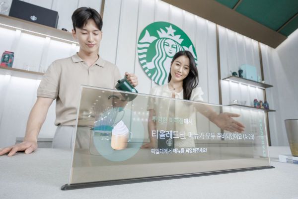 16일 서울 코엑스에서 열린 'K디스플레이 2023' 전시회에서 LG디스플레이 모델이 스타벅스와 협업한 매장용 투명 OLED 콘셉트를 소개하고 있다. [사진제공=LG디스플레이]