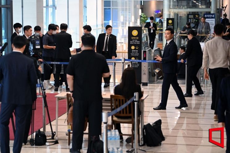 2023년 8월 16일 오전 윤석열 대통령 부친 윤기중 연세대 명예교수의 빈소가 마련된 서울 서대문구 세브란스병원 장례식장 로비가 분주한 모습이다. 사진공동취재단