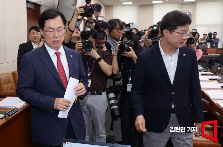 16일 국회에서 열린 행정안전위원회에 앞서 이만희 여당 간사와 강병원 야당 간사가 대화한 뒤 돌아서고 있다. 이날 행안위 전체회의에서는 2023 새만금 세계스카우트 잼버리 파행 사태와 관련한 현안질의를 진행할 예정이었지만 파행됐다. 사진=김현민 기자 kimhyun81@