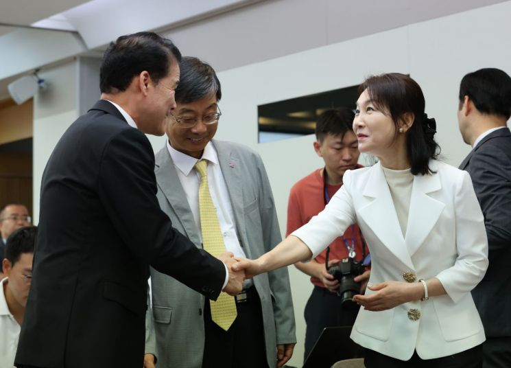 악수하는 김영호 통일부장관과 이신화 북한인권국제협력대사 [이미지출처=연합뉴스]
