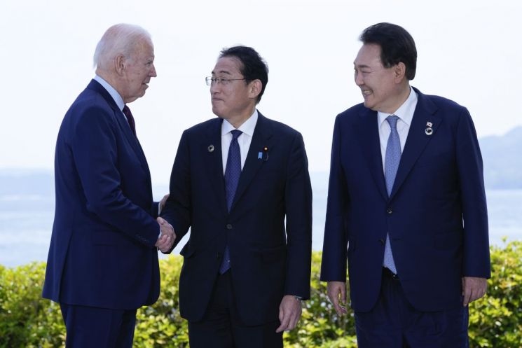 지난 5월 일본 히로시마에서 조 바이든 미국 대통령(왼쪽부터), 기시다 후미오 일본 총리, 윤석열 대통령이 인사를 나누고 있다. / 사진출처=연합뉴스