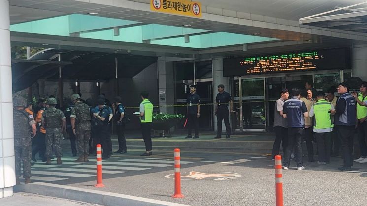 16일 오전 폭발물 설치 이메일이 확인된 화성시청에서 경찰이 정문 출입을 통제하고 있다.[사진=정두환 기자]