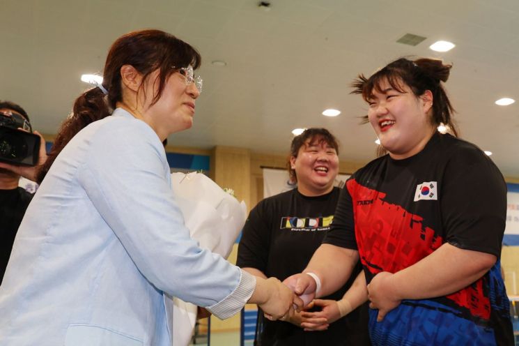 Jang Mi-ran Visits Jincheon Athlete Village: "Supporting Athletes at Their Level"