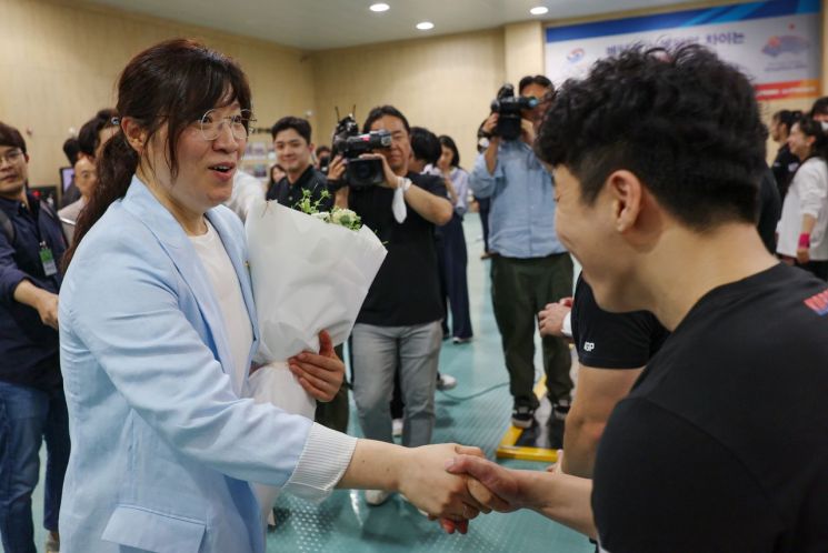 Jang Mi-ran Visits Jincheon Athlete Village: "Supporting Athletes at Their Level"