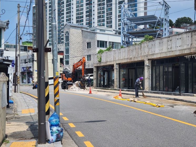 광주광역시 남구 월산동 인근 1층 헬스장 리모델링 공사현장에서 16일 오전 11시 10분께 A(59)씨가 2m 높이에서 떨어진 대리석에 깔려 끝내 숨졌다. [사진= 독자제공]