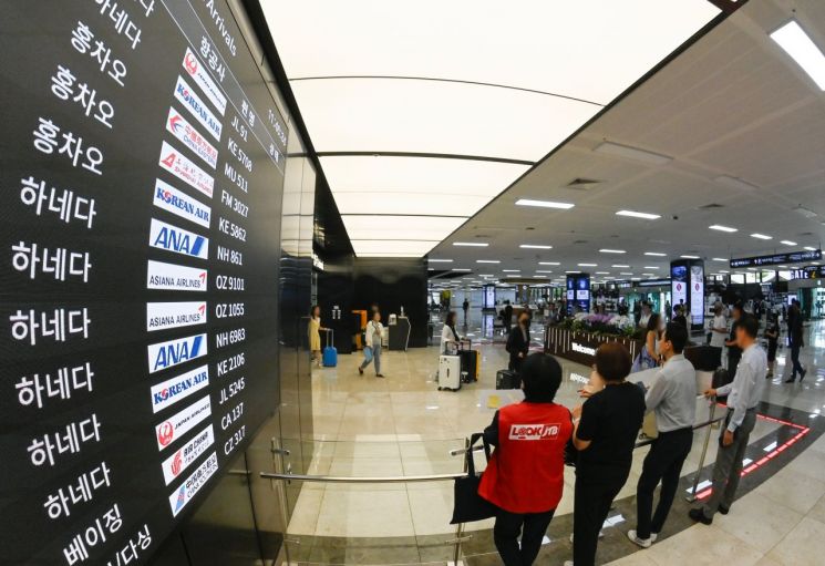 16일 중국 여행객들이 김포국제공항 입국장을 나서고 있다. [사진제공=한국공항공사]