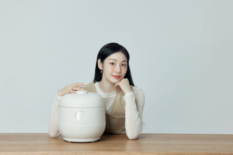 쿠첸의 브레인 밥솥과 모델 김연아 [사진 제공=쿠첸]