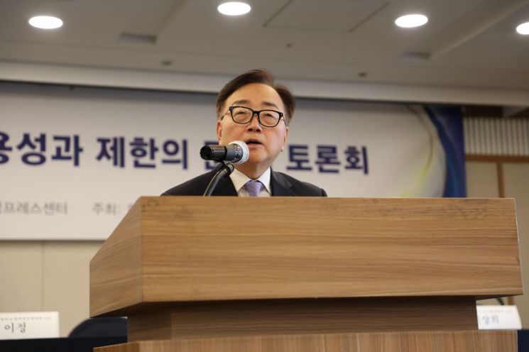 이동근 경총 상근부회장이 17일 서울 중구 프레스센터에서 열린 '포괄임금계약의 유용성과 제한의 문제' 토론회에서 모두발언을 하고 있다.[사진=경총]
