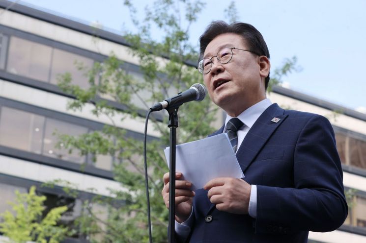 더불어민주당 이재명 대표가 백현동 특혜개발 의혹과 관련해 피의자 신분으로 조사를 받기 위해 17일 오전 서울 서초구 서울중앙지검에 도착, 발언하고 있다./연합뉴스