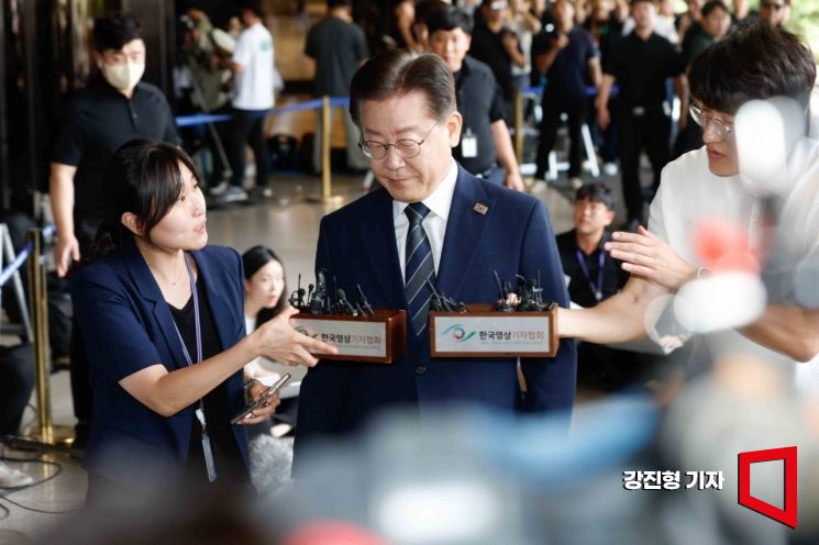 '백현동 개발 특혜' 의혹을 받고 있는 이재명 더불어민주당 대표가 조사를 받기 위해 17일 서울 서초구 서울중앙지방검찰청에 출석하고 있다. 사진=강진형 기자aymsdream@