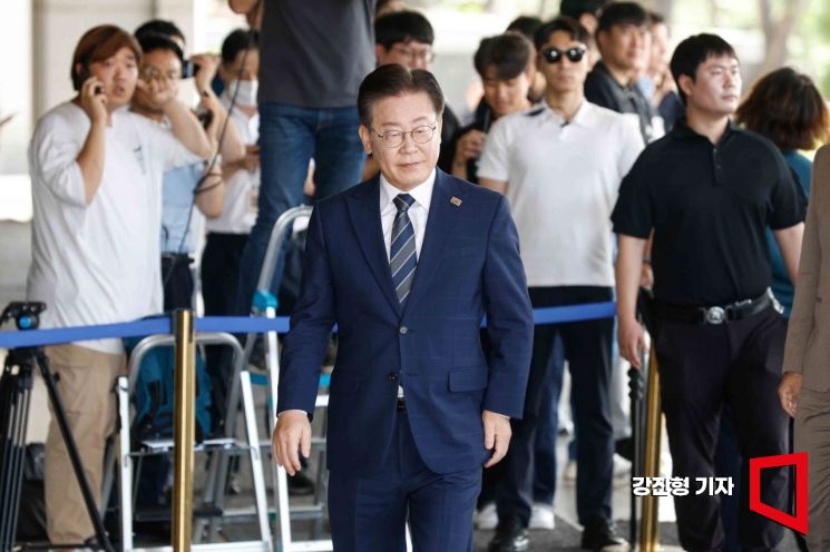'백현동 개발 특혜' 의혹을 받고 있는 이재명 더불어민주당 대표가 조사를 받기 위해 지난 17일 서울 서초구 서울중앙지방검찰청에 출석하고 있다. 사진=강진형 기자aymsdream@