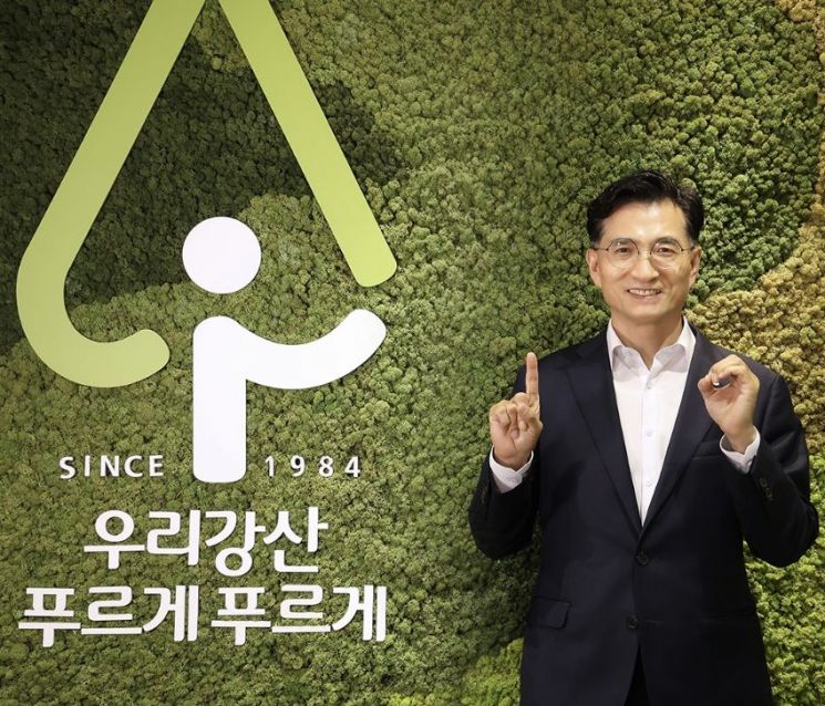 일상 속 1회 용품 사용을 줄이기 위한  환경부 제로챌린지에 참가한 진재승 유한킴벌리 대표이사 [사진제공=유한킴벌리]