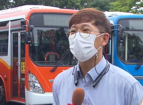 "문 좀 열어주세요" 위협 취객에 쫓기던 여성 살린 창원 버스기사