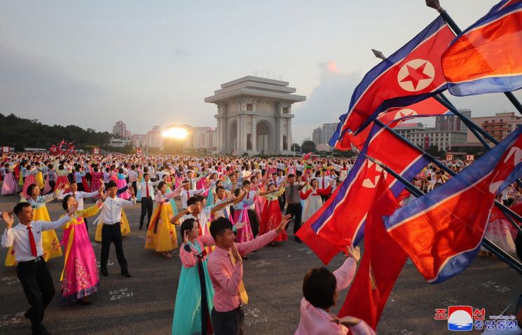 북한이 '광복절 78주년'을 맞아 학생들의 야회가 지난 15일 평양 개선문광장에서 진행됐다고 조선중앙통신이 16일보도했다. [이미지출처=연합뉴스]